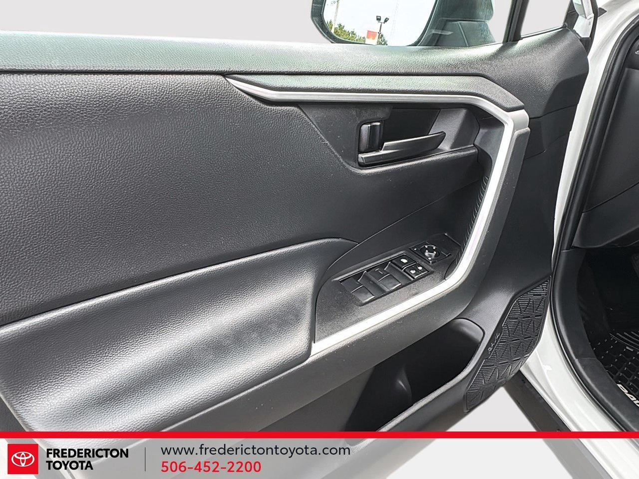 2023 Toyota RAV4 LE Photo