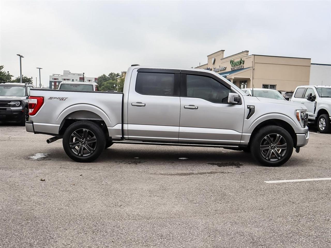 2022 Ford F-150 Lariat 4WD SuperCrew 5.5' Box Photo3