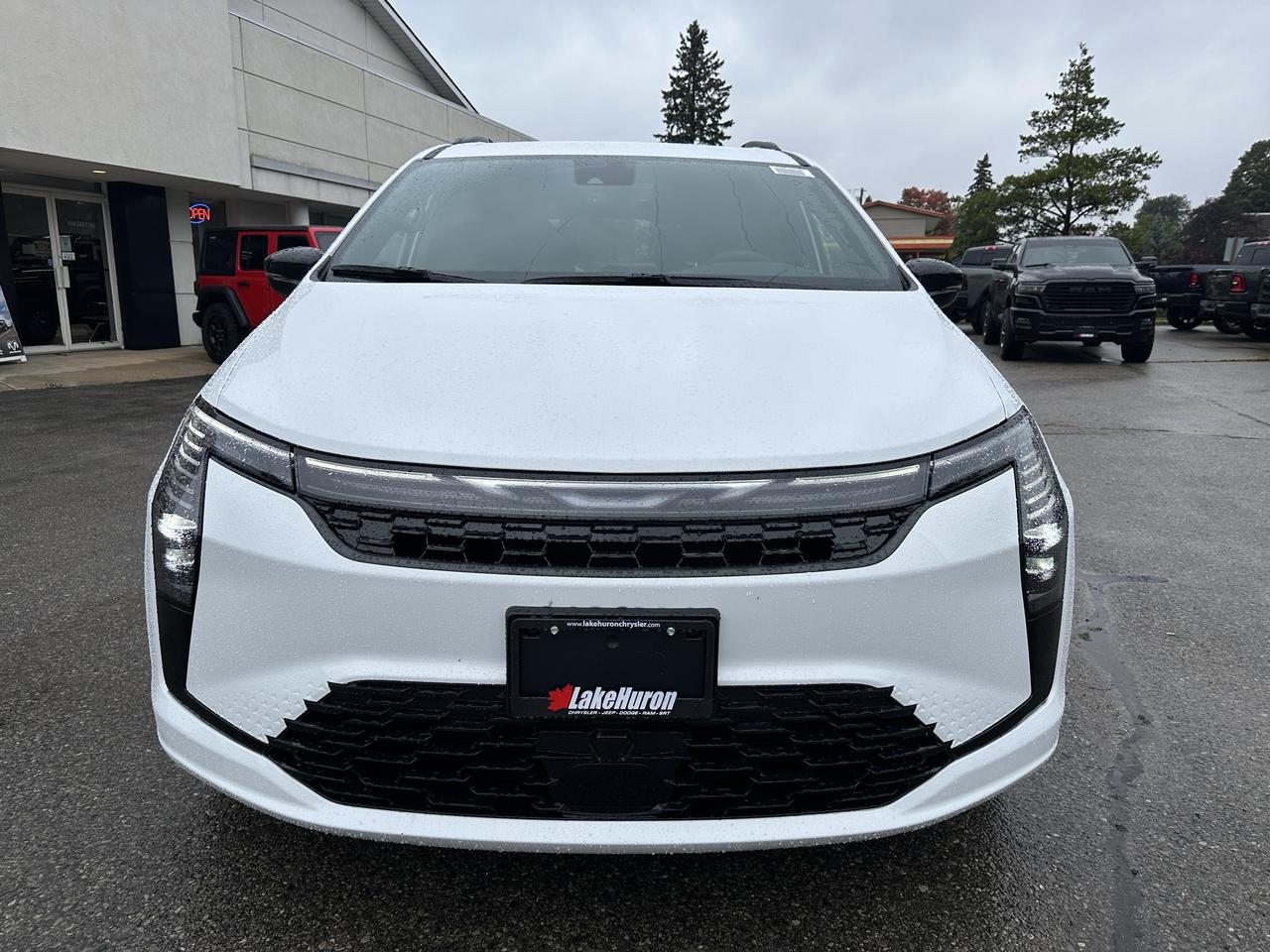 2027 Chrysler Pacifica Select Photo