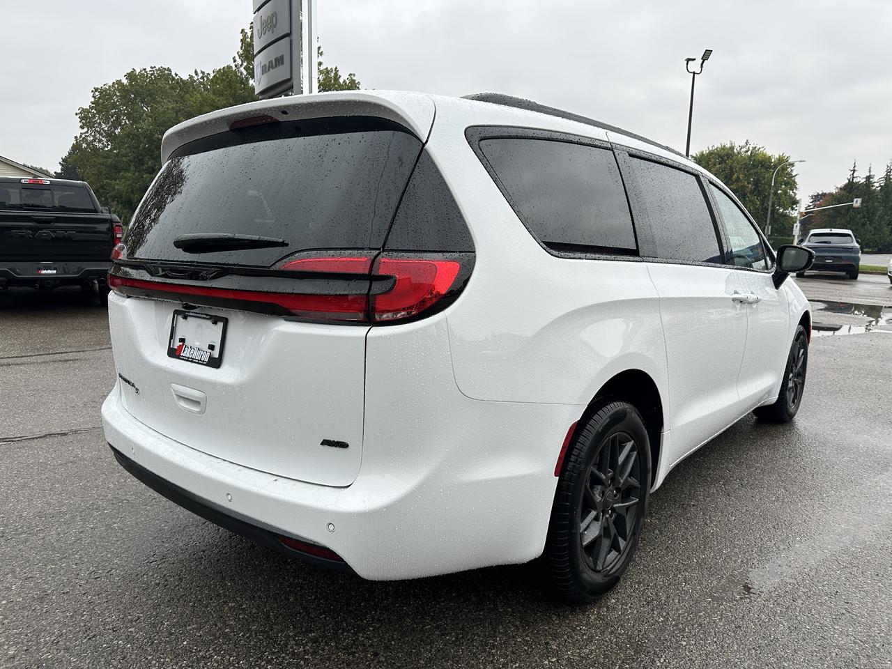 2027 Chrysler Pacifica Select Photo