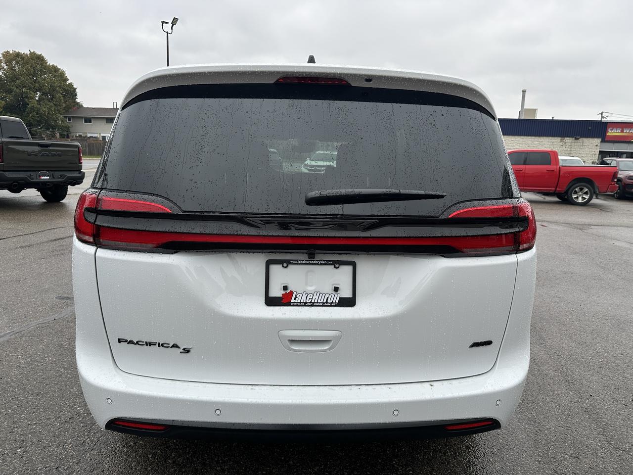 2027 Chrysler Pacifica Select Photo