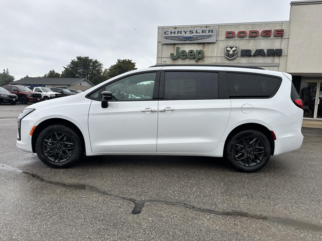 2027 Chrysler Pacifica Select Photo