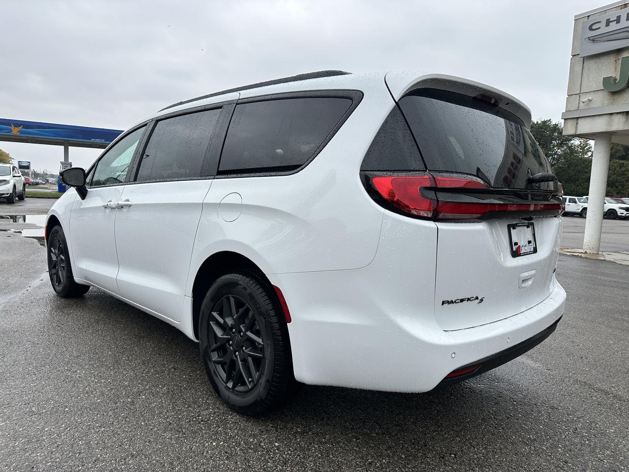 2027 Chrysler Pacifica Select Photo