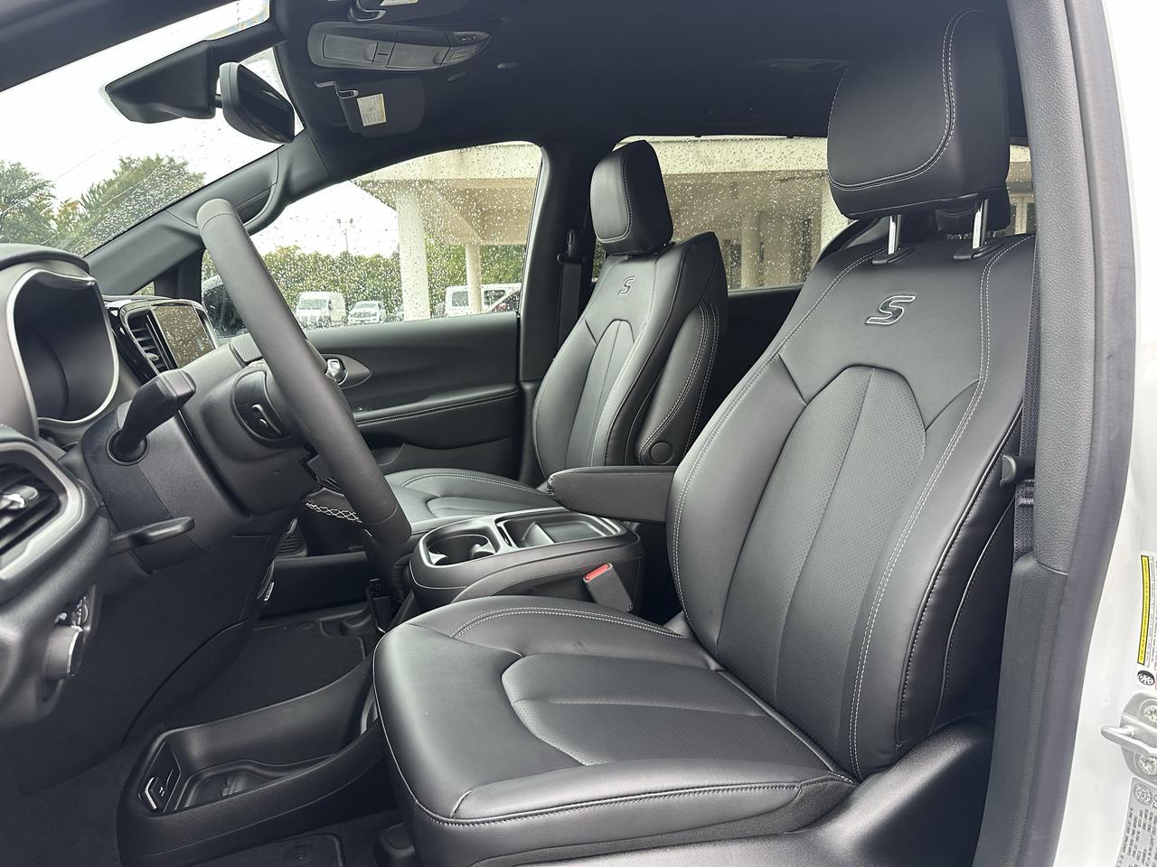 2027 Chrysler Pacifica Select Photo