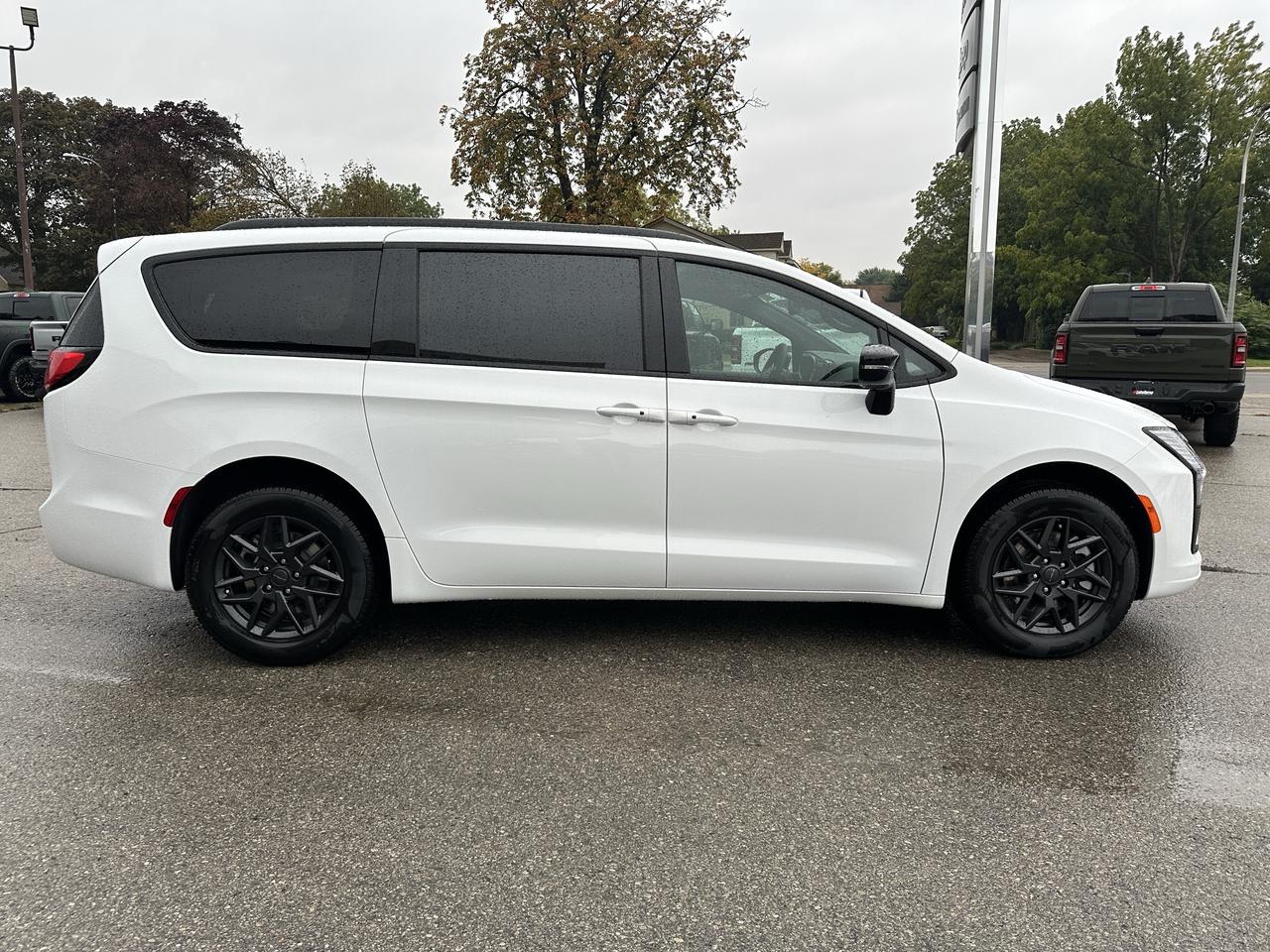 2027 Chrysler Pacifica Select Photo