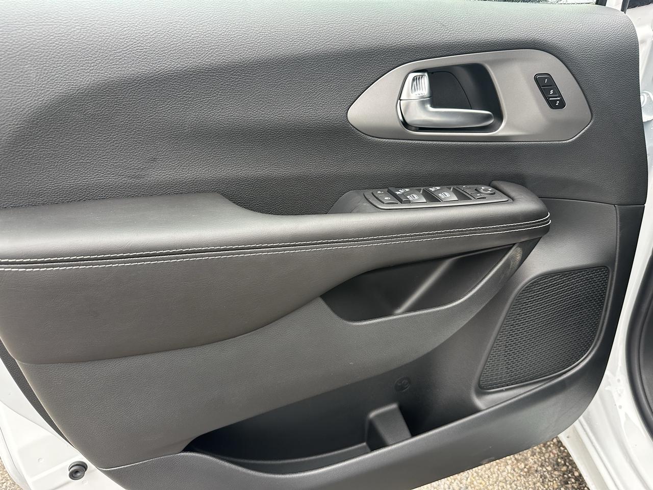 2027 Chrysler Pacifica Select Photo