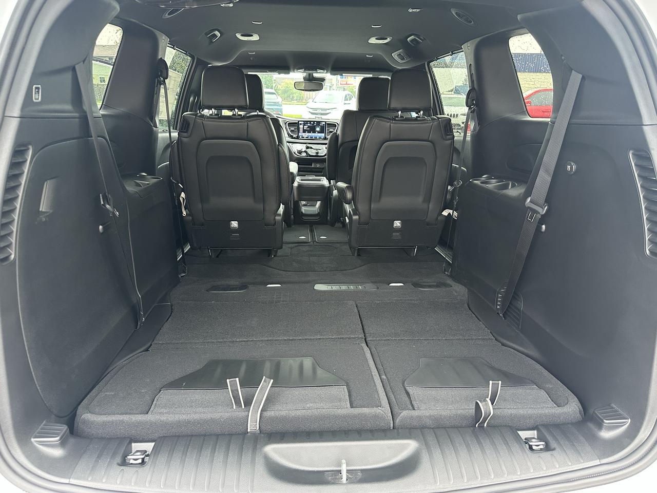 2027 Chrysler Pacifica Select Photo