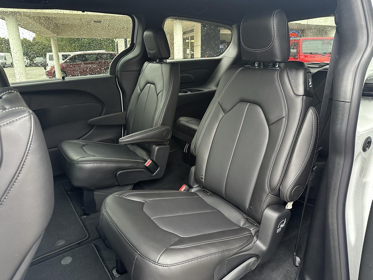 2027 Chrysler Pacifica Select Photo