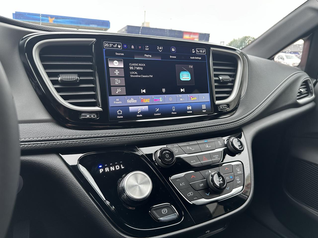 2027 Chrysler Pacifica Select Photo