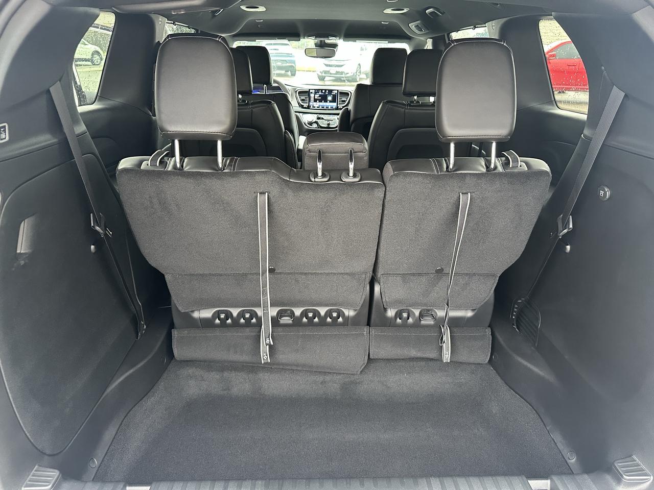 2027 Chrysler Pacifica Select Photo
