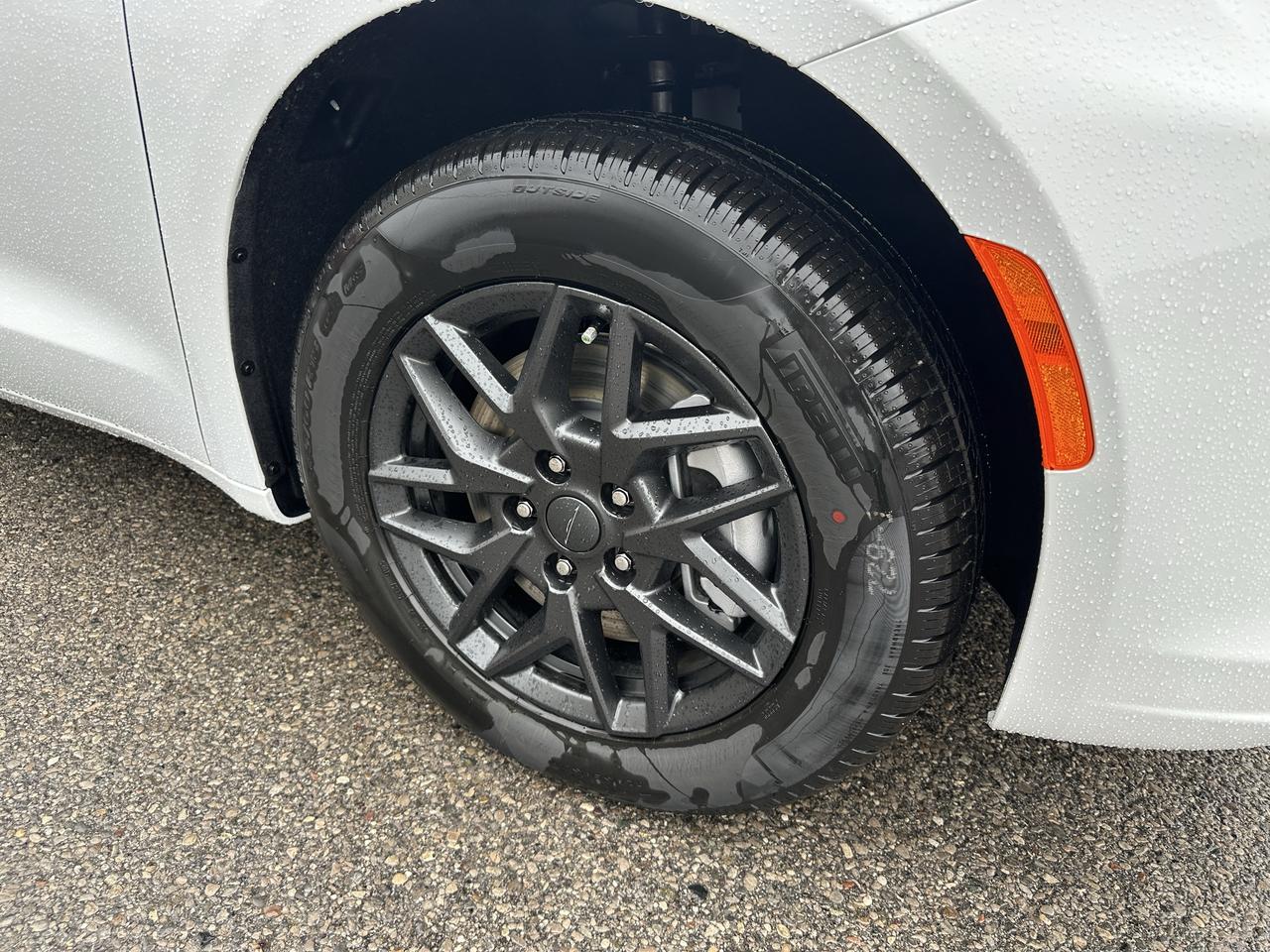 2027 Chrysler Pacifica Select Photo