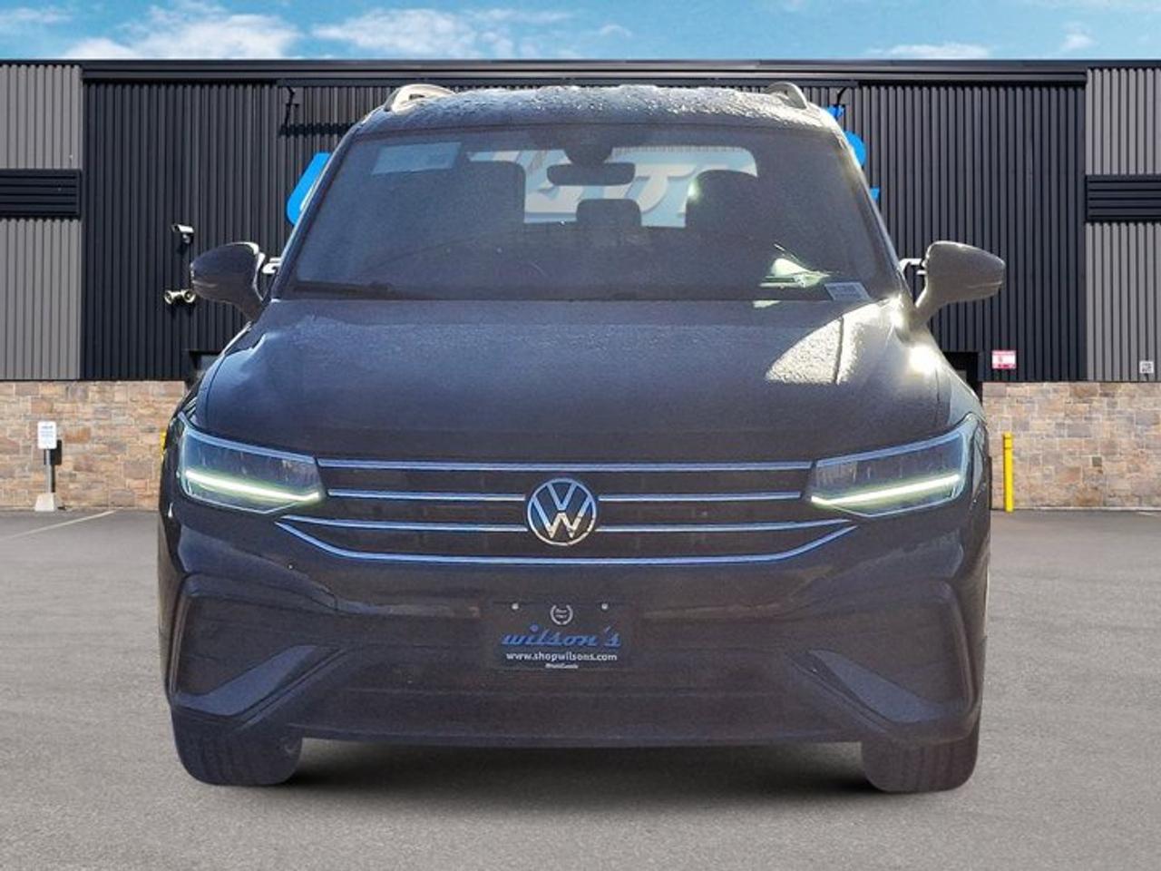 2024 Volkswagen Tiguan Comfortline AWD | Leather | Heated Seats + Steering | Wireless Carplay | Adaptive Cruise | and More! Photo