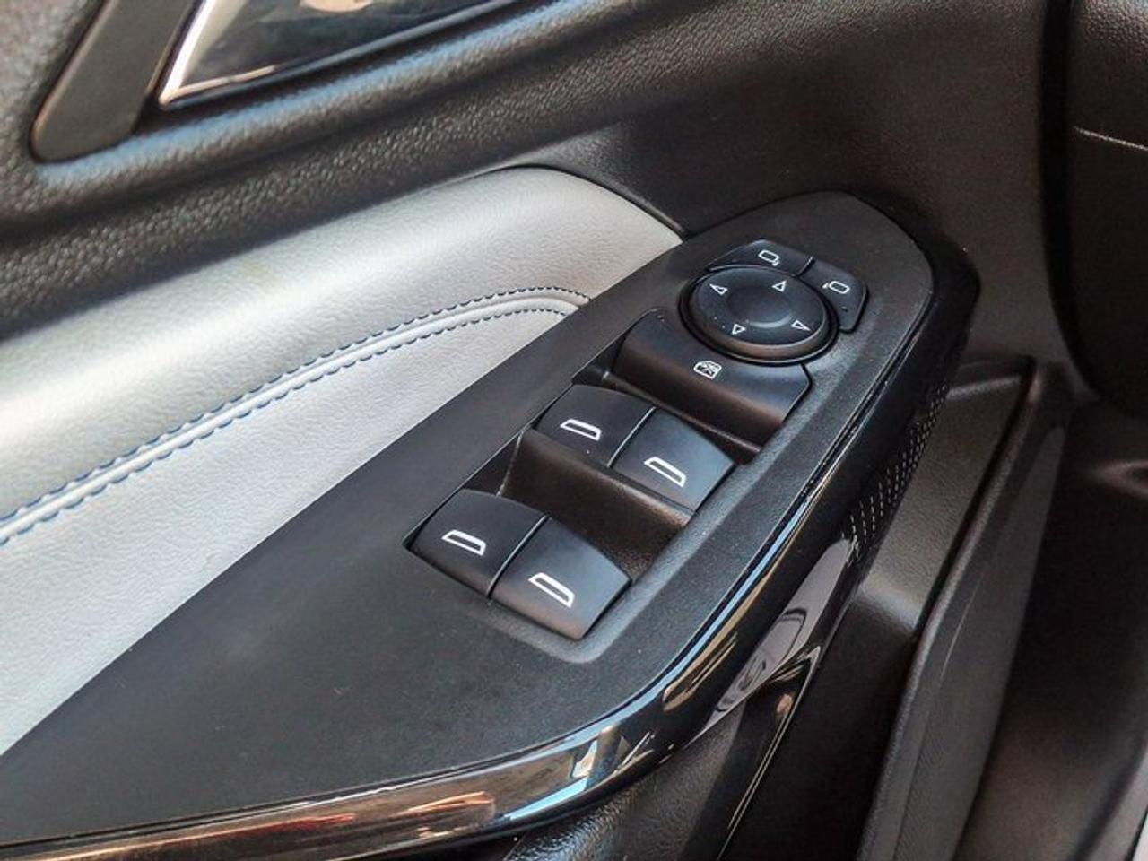 2025 Chevrolet Trax LT | Heated Seats + Steering | Adaptive Cruise | Blind Spot | Remote Start | CarPlay and More ! Photo