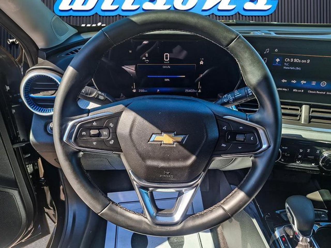2025 Chevrolet Trax LT | Heated Seats + Steering | Adaptive Cruise | Blind Spot | Remote Start | CarPlay and More ! Photo