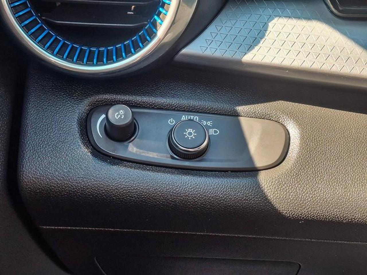 2025 Chevrolet Trax LT | Heated Seats + Steering | Adaptive Cruise | Blind Spot | Remote Start | CarPlay and More ! Photo