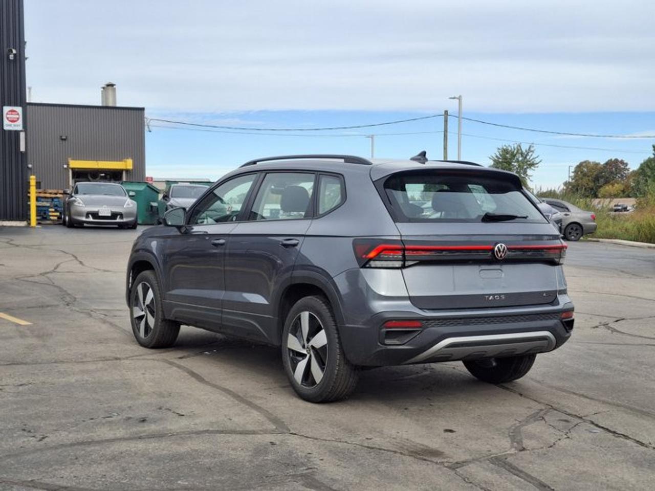 2025 Volkswagen Taos Trendline AWD | Heated Seats + Steering | Adaptative Cruise | Blind Spot Monitor | Carplay & More ! Photo2