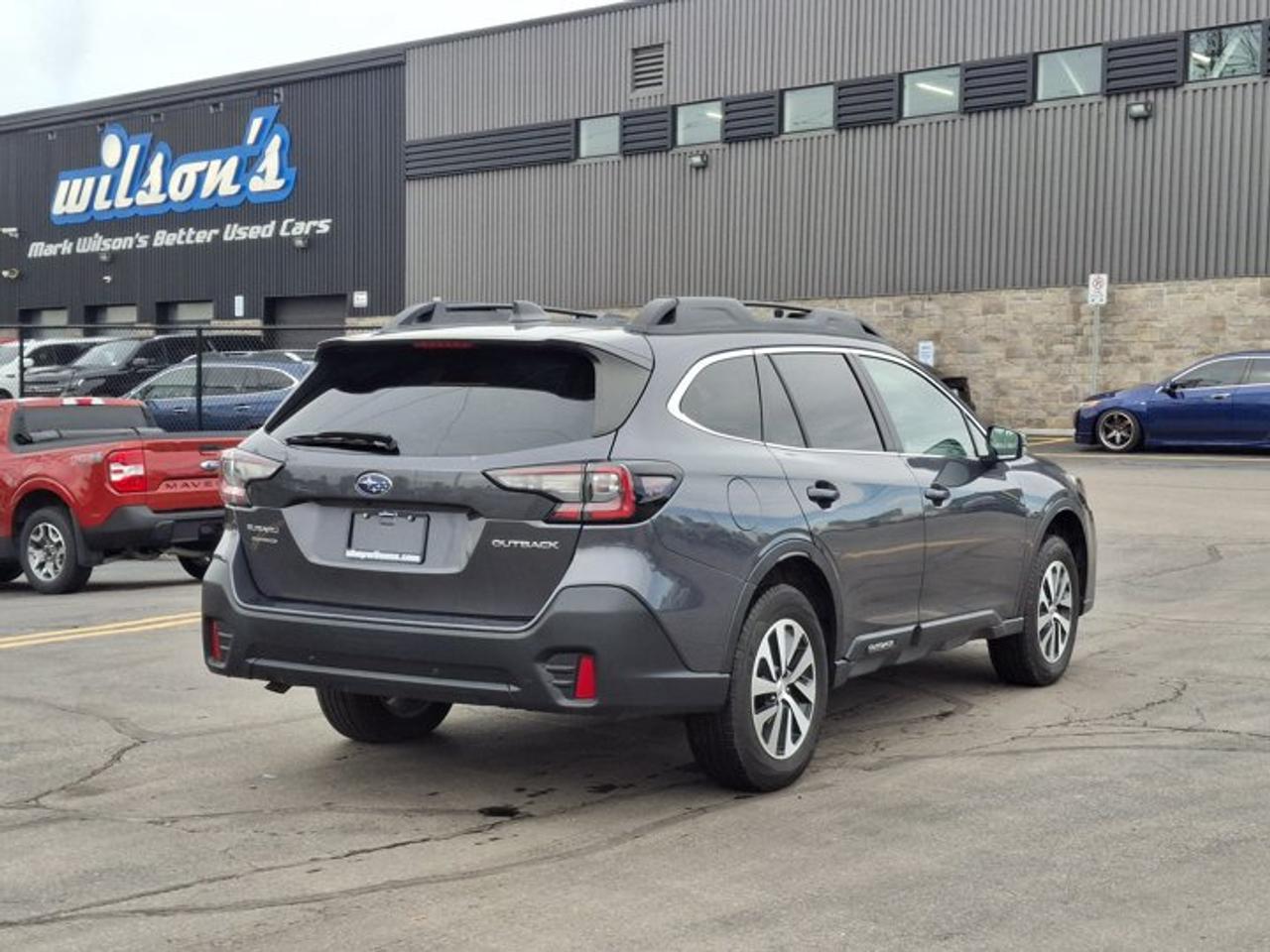 2022 Subaru Outback Touring AWD | Sunroof | Heated Seats + Steering | Power Liftgate | CarPlay + Android | and More ! Photo4