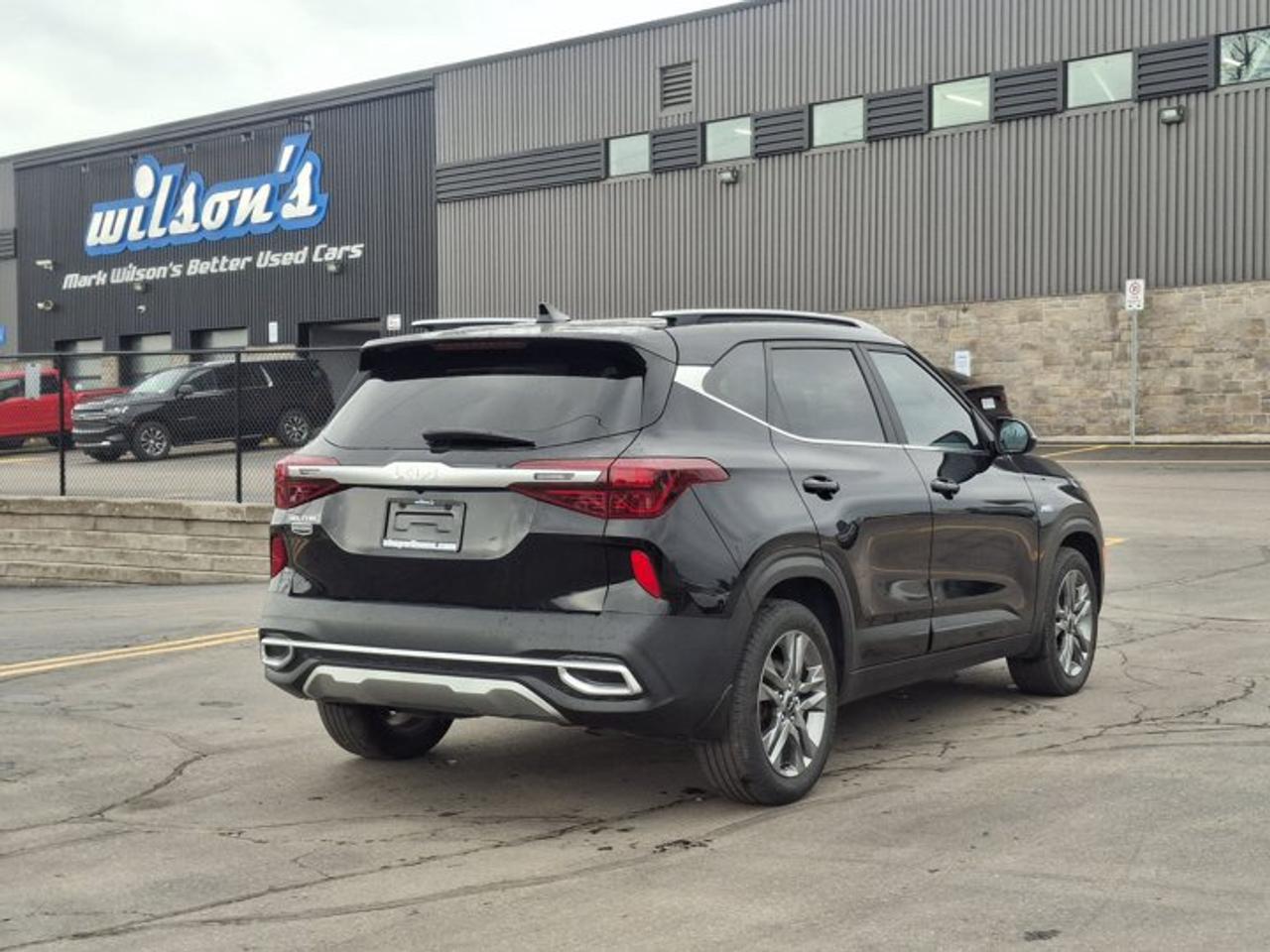 2023 Kia Seltos EX AWD | Leather | Sunroof | Heated Seats + Steering | CarPlay + Android Auto | Blind Spot & More ! Photo