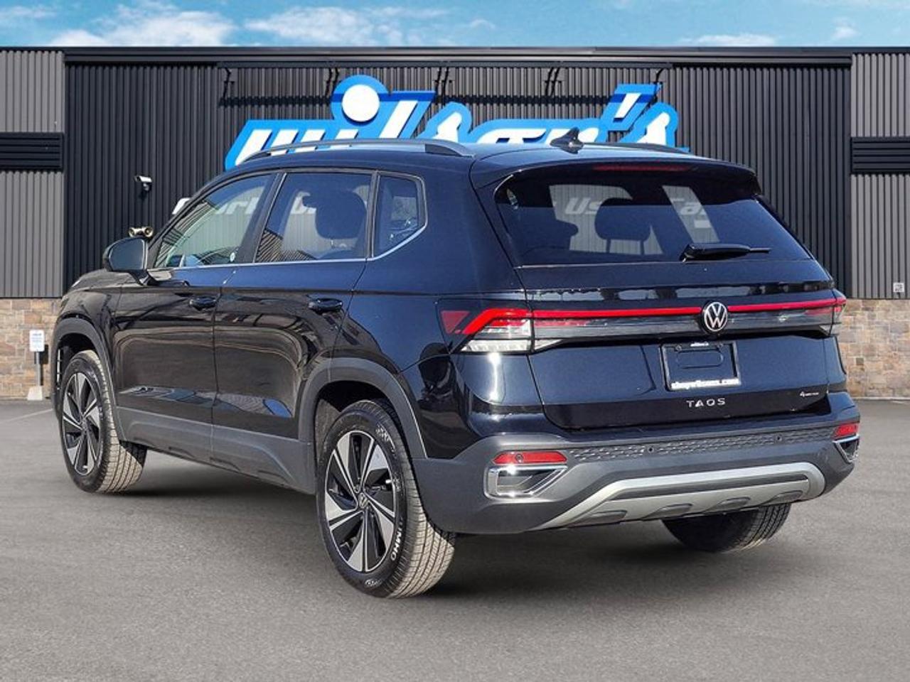 2025 Volkswagen Taos Comfortline AWD | Leather Trim | Htd Seats + Steering | Wireless Carplay | Remote Start | and More ! Photo