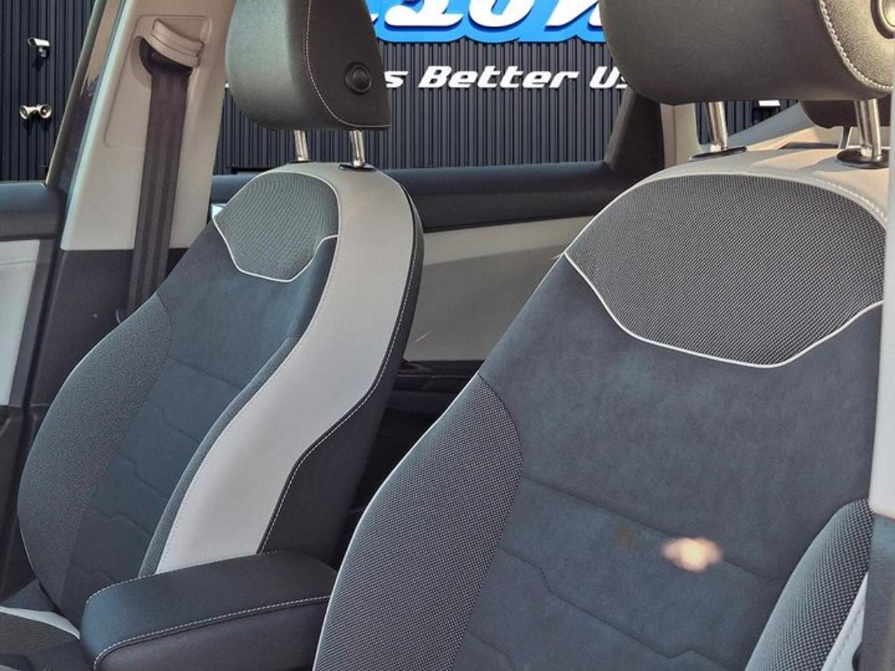 2025 Volkswagen Taos Comfortline AWD | Leather Trim | Htd Seats + Steering | Wireless Carplay | Remote Start | and More ! Photo