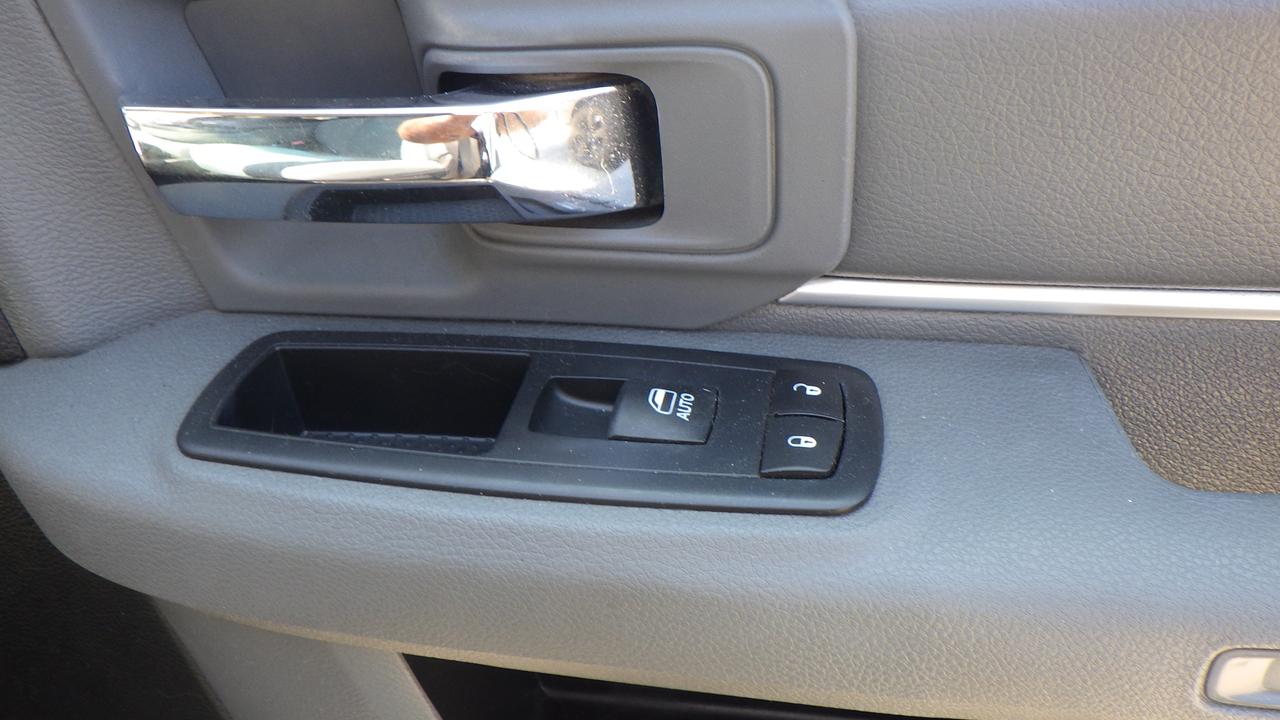 2016 RAM 1500 SLT Photo