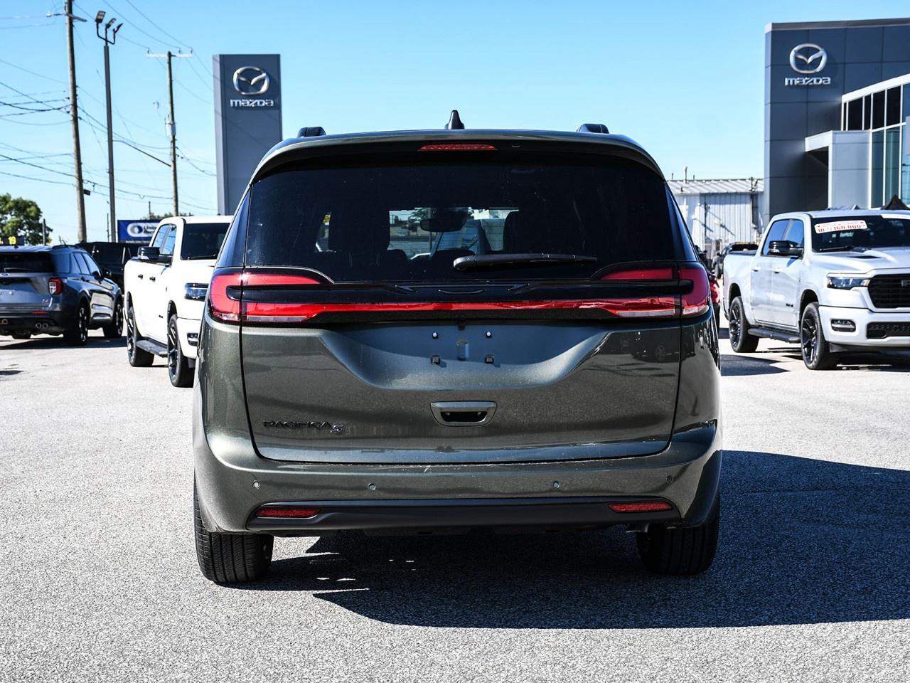2027 Chrysler Pacifica Select FWD Photo2