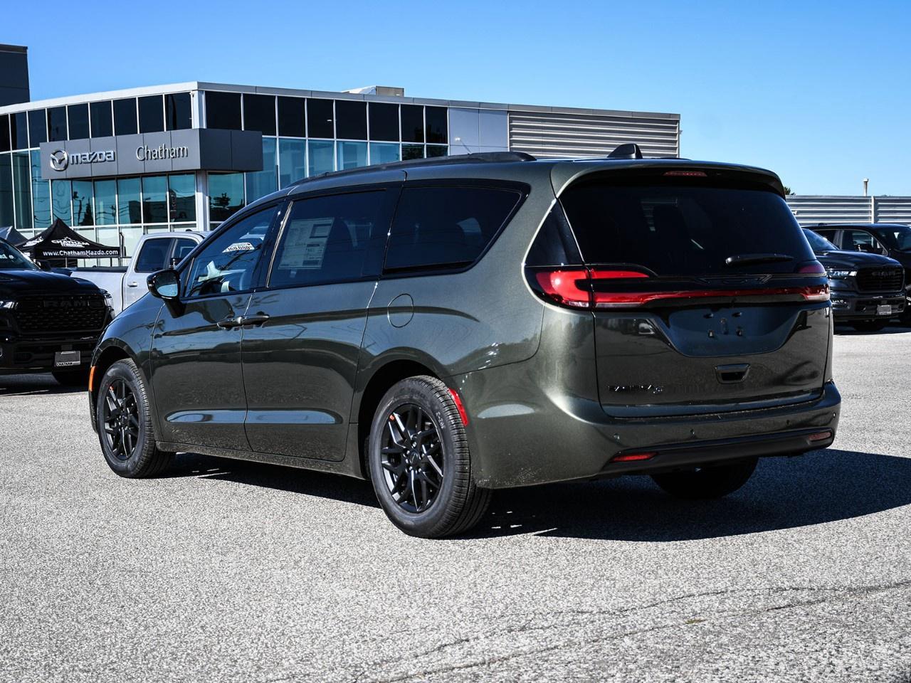 2027 Chrysler Pacifica Select FWD Photo5