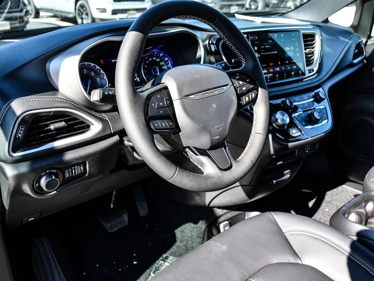 2027 Chrysler Pacifica Select FWD Photo