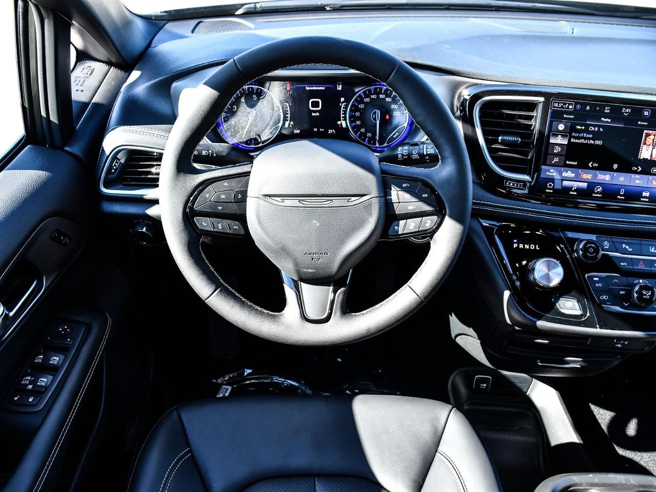 2027 Chrysler Pacifica Select FWD Photo