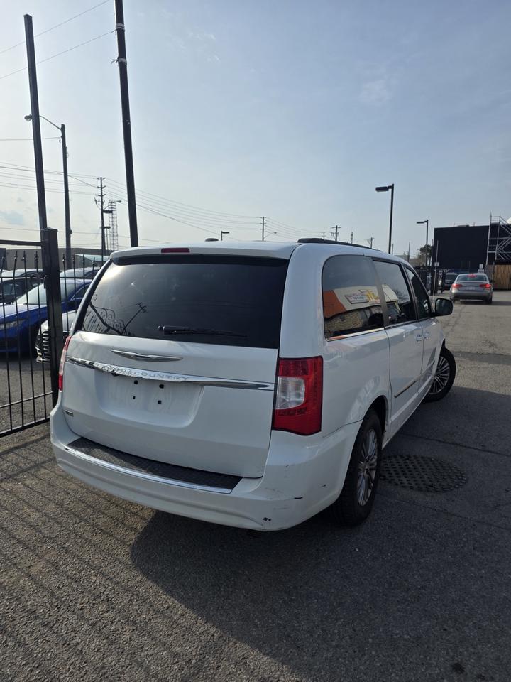 2015 Chrysler Town & Country TOURING L Photo