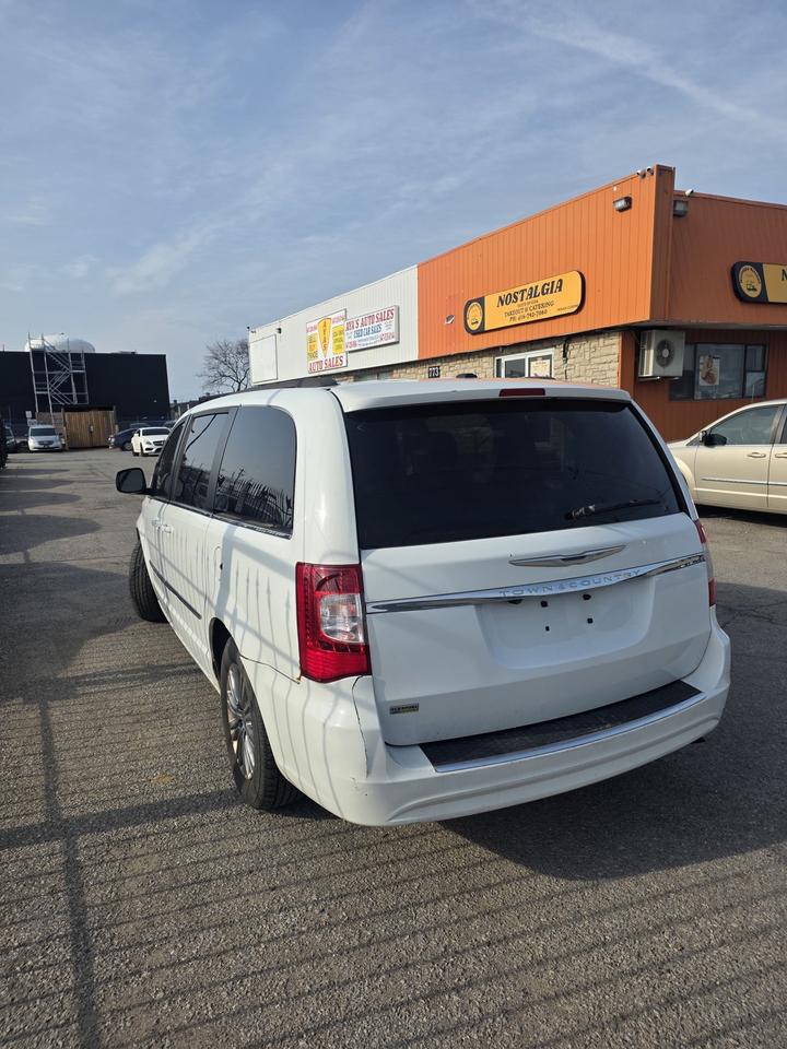 2015 Chrysler Town & Country TOURING L Photo