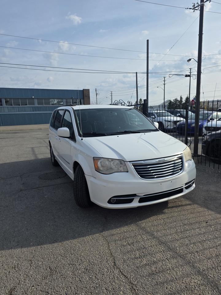 2015 Chrysler Town & Country TOURING L Photo