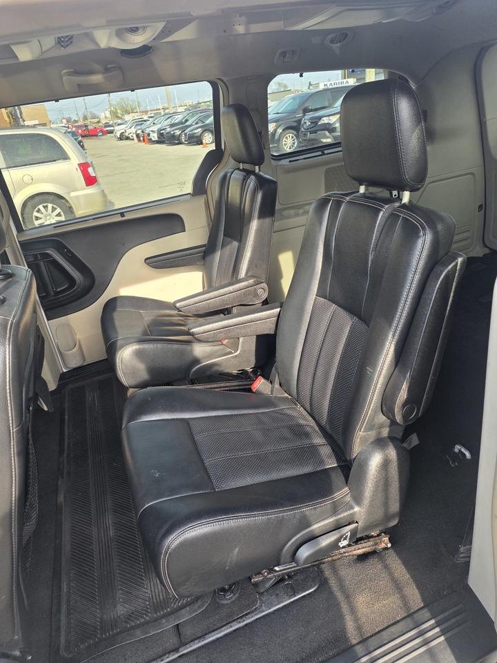 2015 Chrysler Town & Country TOURING L Photo