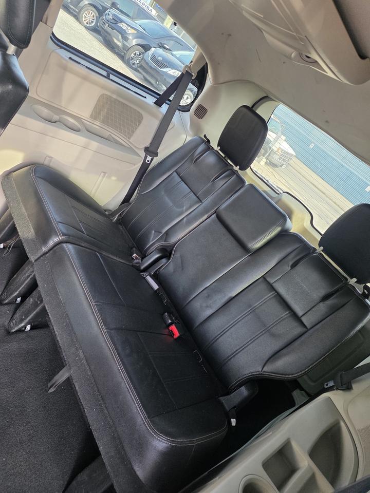 2015 Chrysler Town & Country TOURING L Photo