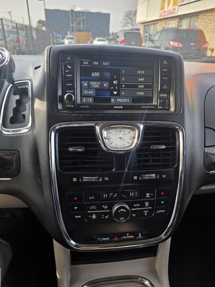 2015 Chrysler Town & Country TOURING L Photo