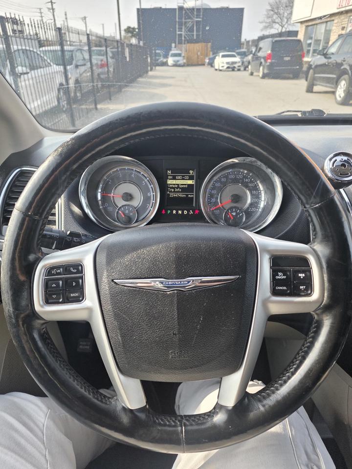 2015 Chrysler Town & Country TOURING L Photo
