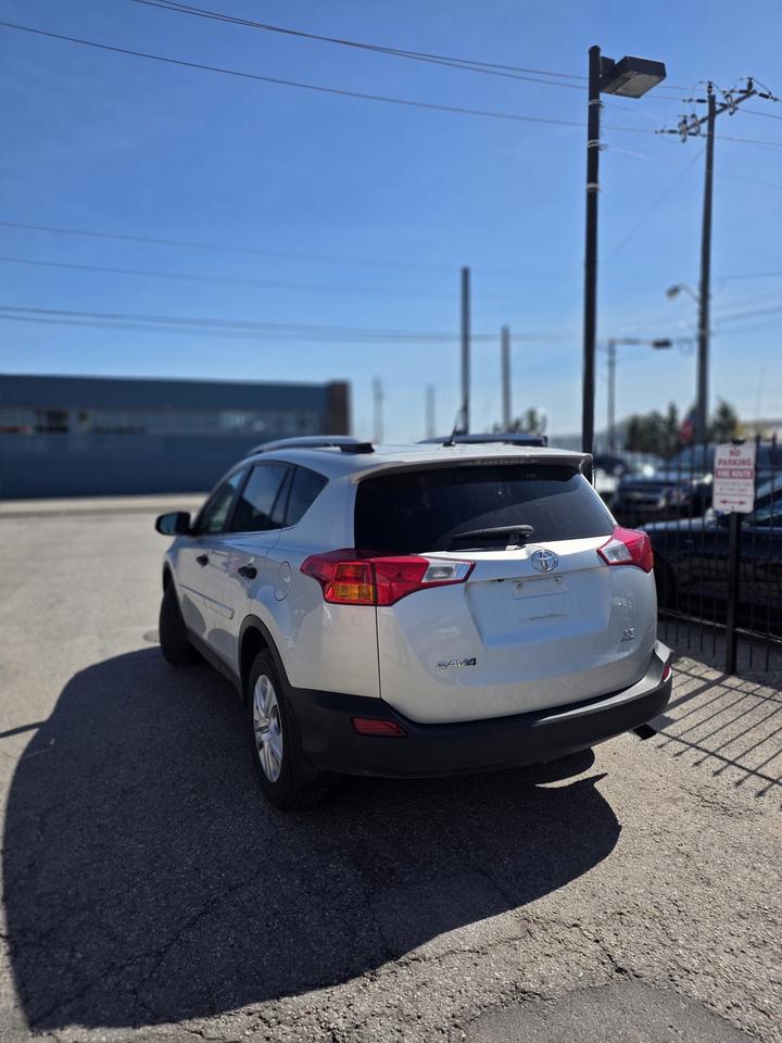2013 Toyota RAV4 LE Photo2