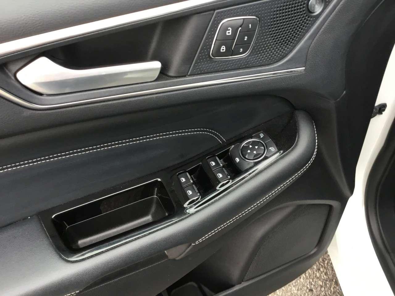 2020 Ford Edge Titanium AWD Photo