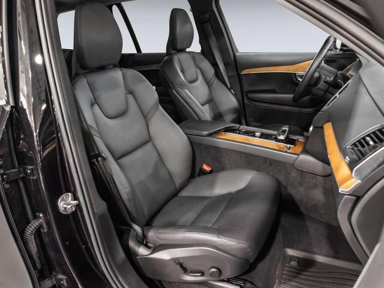 2023 Volvo XC90 B6 AWD Core 7-Seater Photo