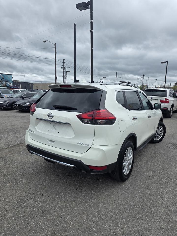 2017 Nissan Rogue SV Photo3