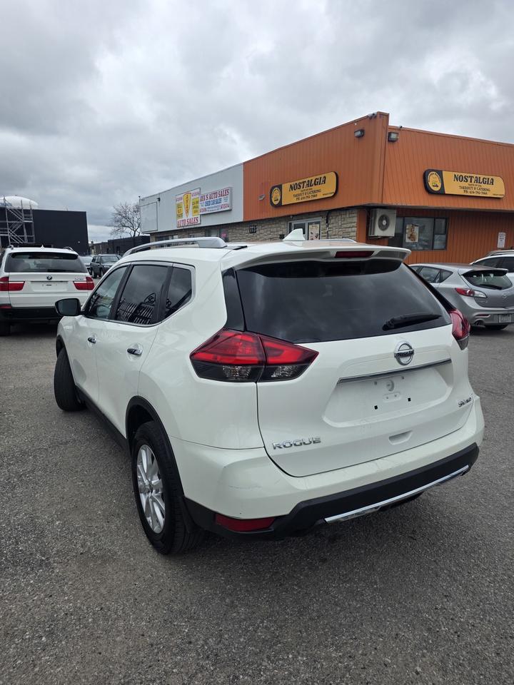 2017 Nissan Rogue SV Photo