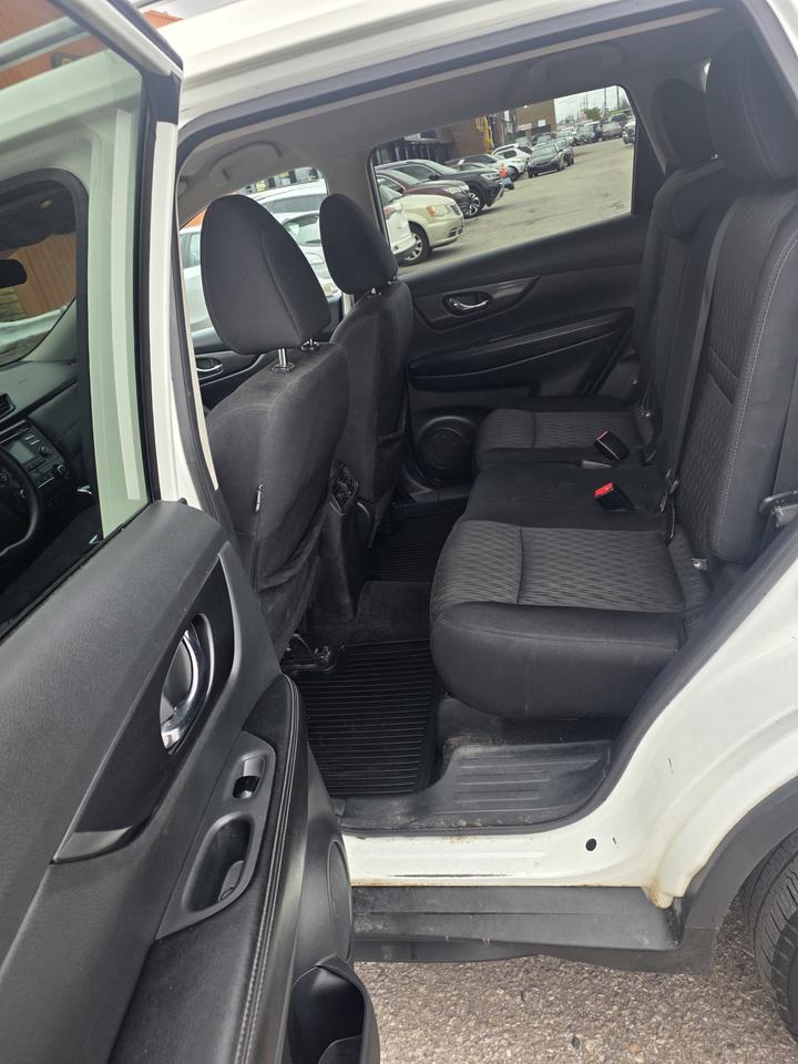2017 Nissan Rogue SV Photo