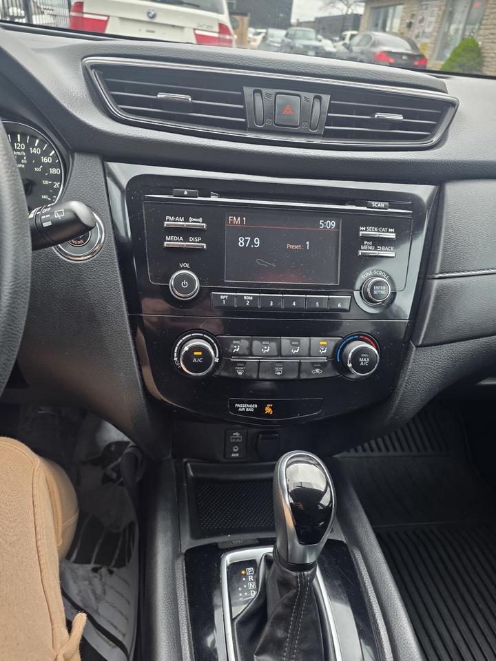 2017 Nissan Rogue SV Photo