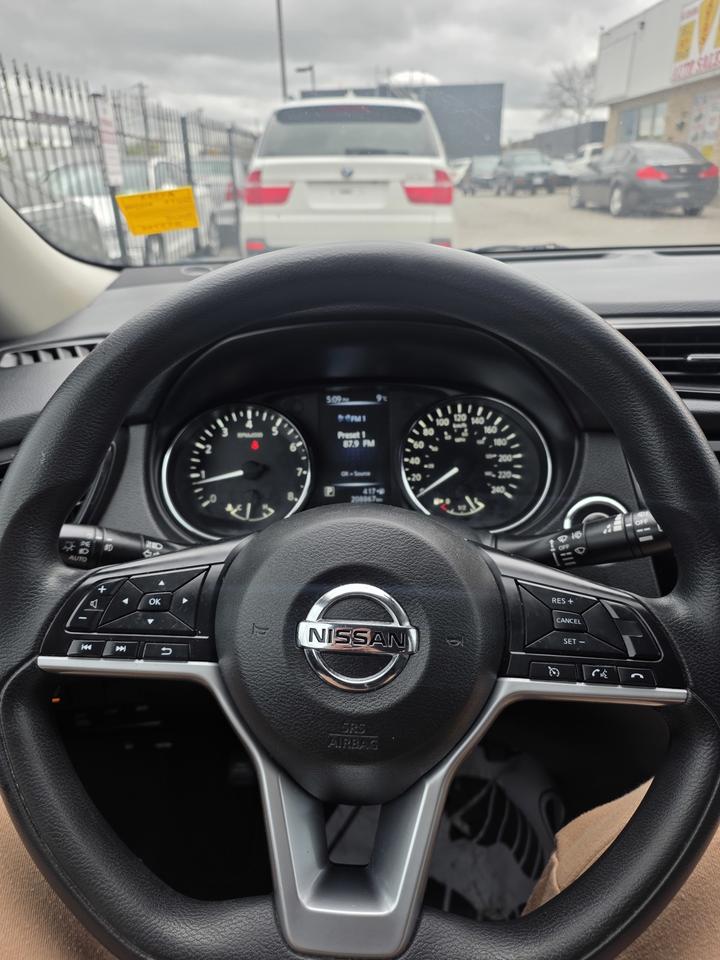2017 Nissan Rogue SV Photo