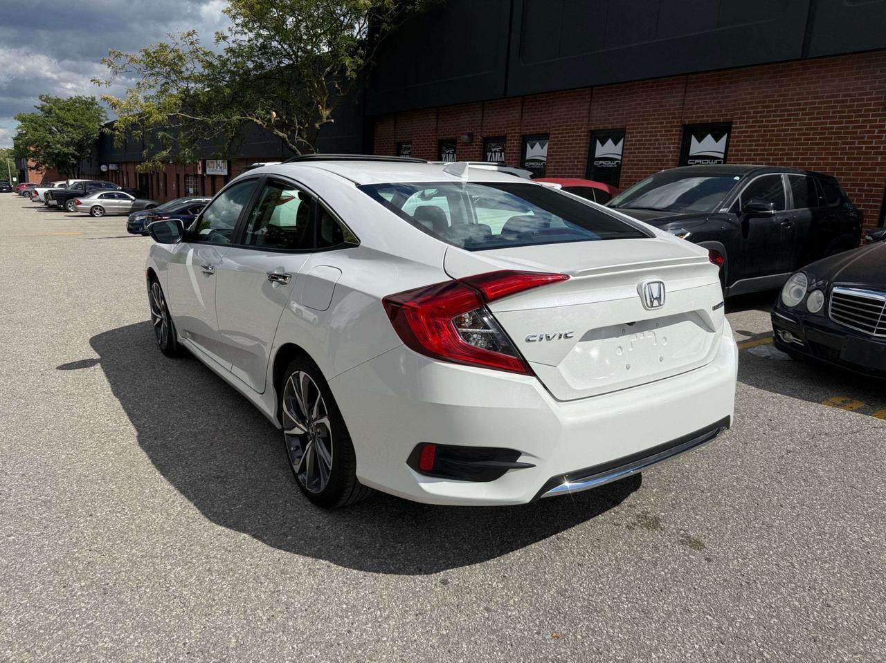 2019 Honda Civic Touring CVT, LEATHER SEATS, NAV, SUNROOF Photo