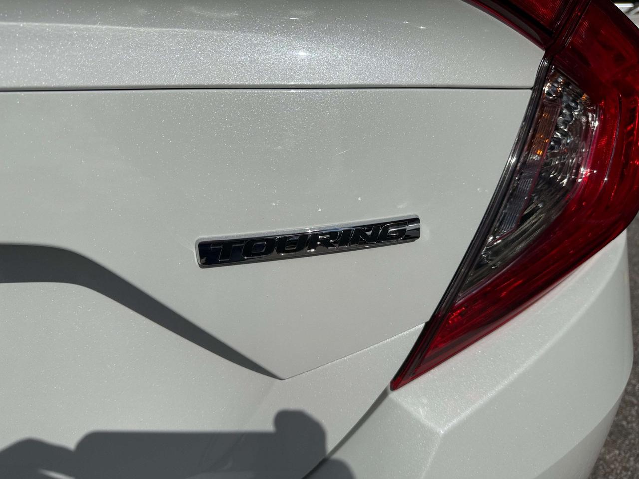 2019 Honda Civic Touring CVT, LEATHER SEATS, NAV, SUNROOF Photo