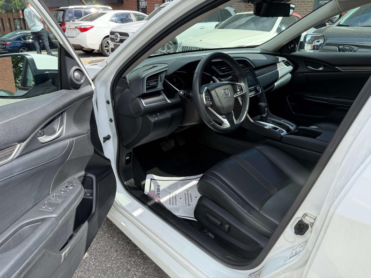 2019 Honda Civic Touring CVT, LEATHER SEATS, NAV, SUNROOF Photo