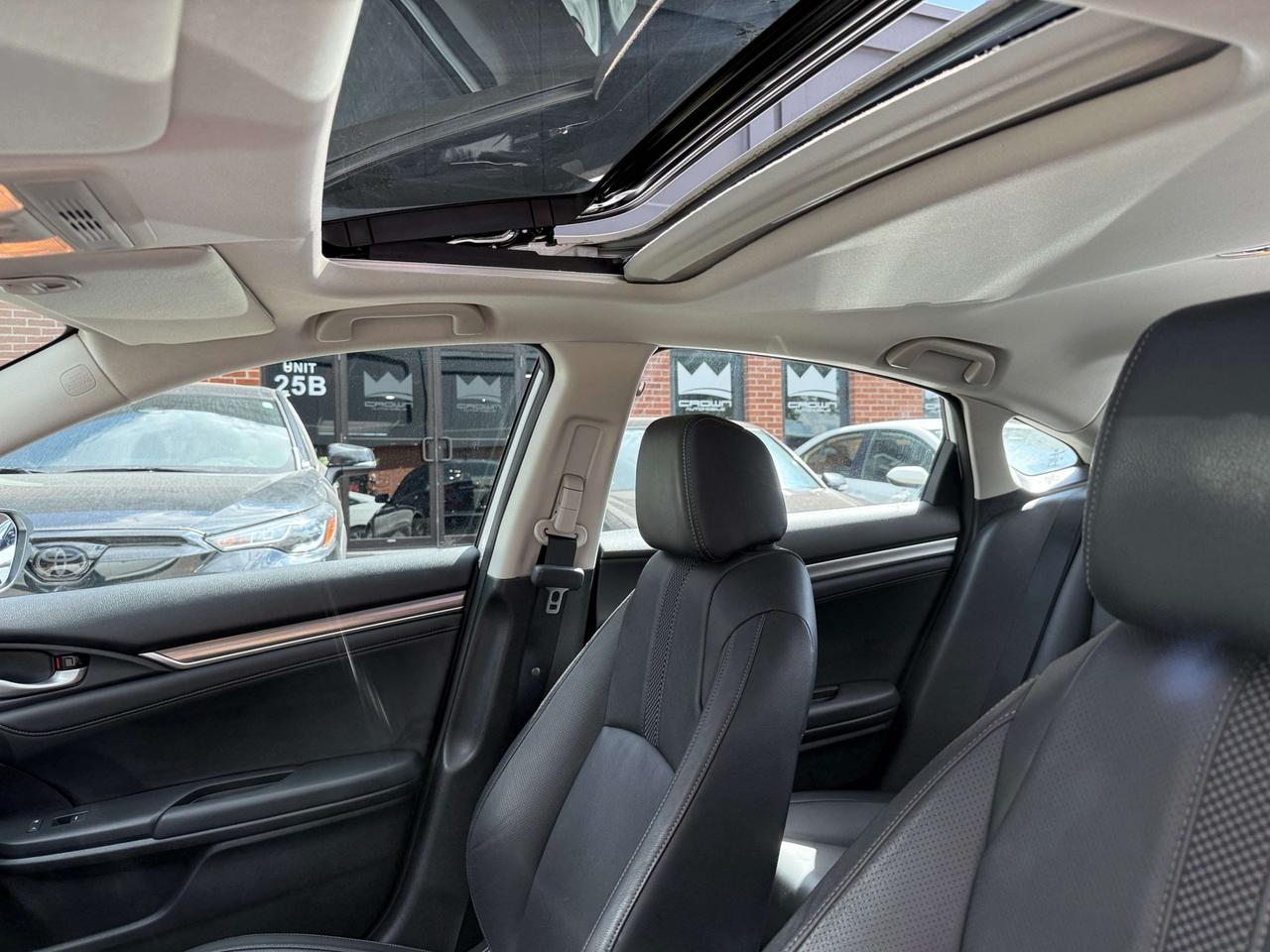 2019 Honda Civic Touring CVT, LEATHER SEATS, NAV, SUNROOF Photo