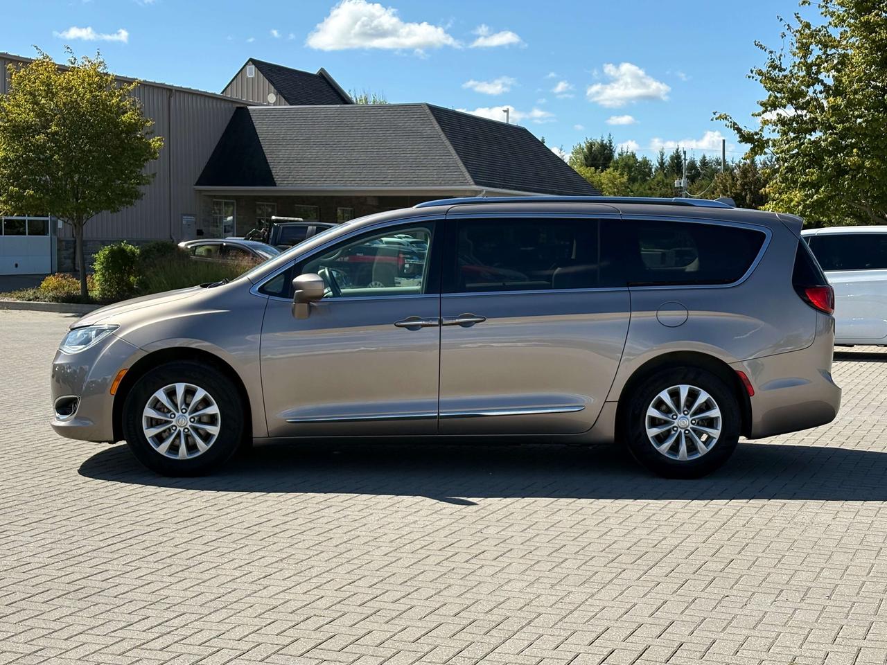 2018 Chrysler Pacifica Touring-L Plus Leather Heated Seats/Steering Wheel Photo3