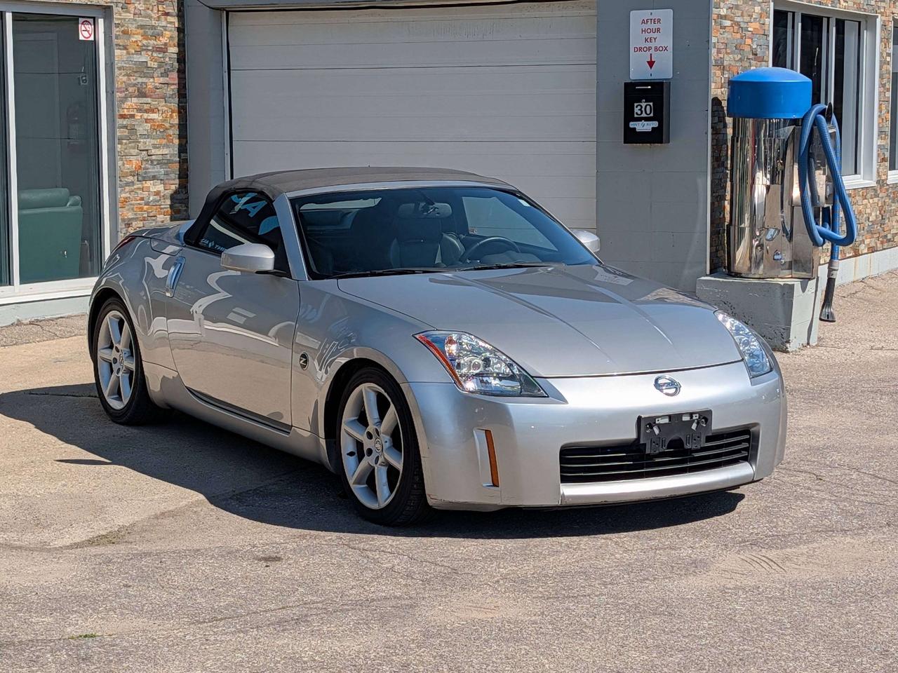 2004 Nissan 350Z Clean CarFax   2 Keys   6-Speed Manual Photo